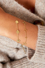 Load image into Gallery viewer, model draagt stainless steel armband met klavers Mara Jewellery
