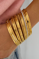 Load image into Gallery viewer, model draagt stainless steel bangle armband met bewerking Mara Jewellery
