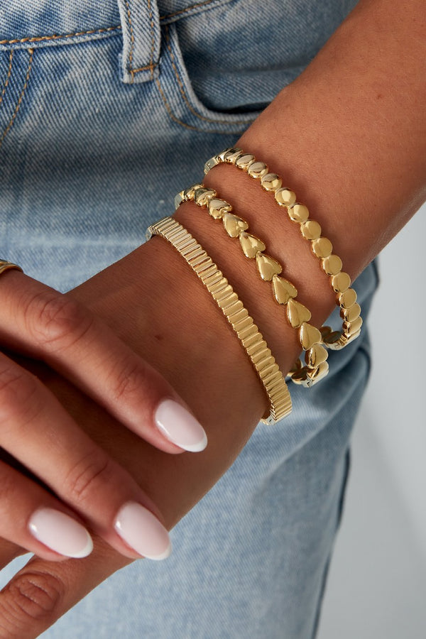 model draagt stainless steel bangle armband met bolletjes Mara Jewellery