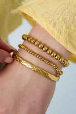 Load image into Gallery viewer, model draagt stainless steel bangle armband met patroon Mara Jewellery
