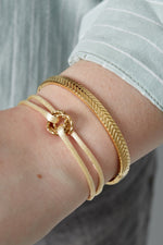Load image into Gallery viewer, model draagt stainless steel bangle armband met visgraat patroon Mara Jewellery
