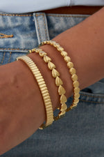 Load image into Gallery viewer, model draagt stainless steel bangle armband met ribbel design Mara Jewellery
