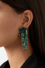 Load image into Gallery viewer, model draagt lange oorbellen met groene kralen Mara Jewellery
