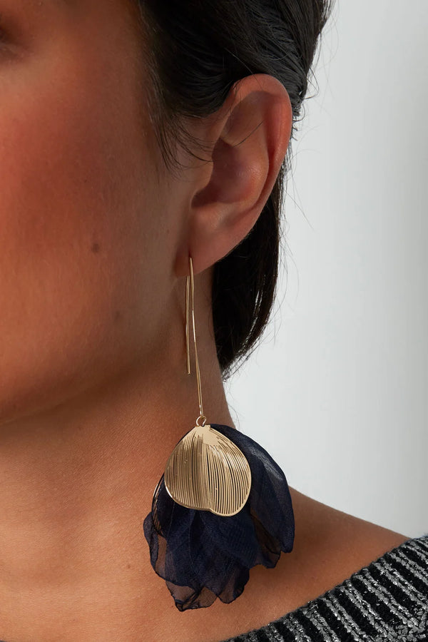 model draagt stainless steel oorbellen met bloemvorm Mara Jewellery