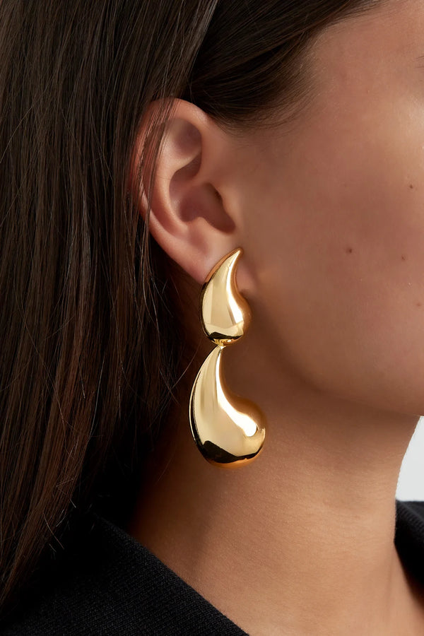 model draagt stainless steel oorbellen met dubbele druppelvorm Mara Jewellery