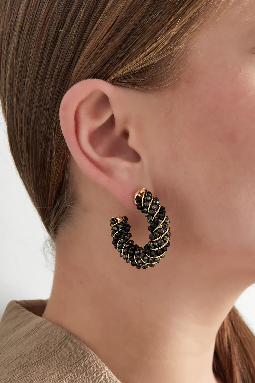 model draagt oorbellen hoops met kralen Mara Jewellery