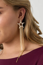 Load image into Gallery viewer, model draagt stainless steel oorbellen met ster en lange kettingen Mara Jewellery
