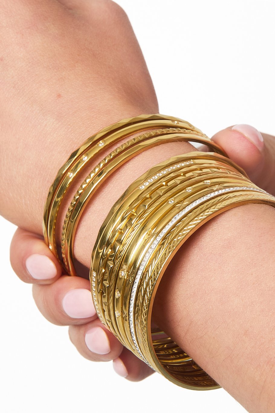 model draagt stainless steel ronde armband met steentjes Mara Jewellery