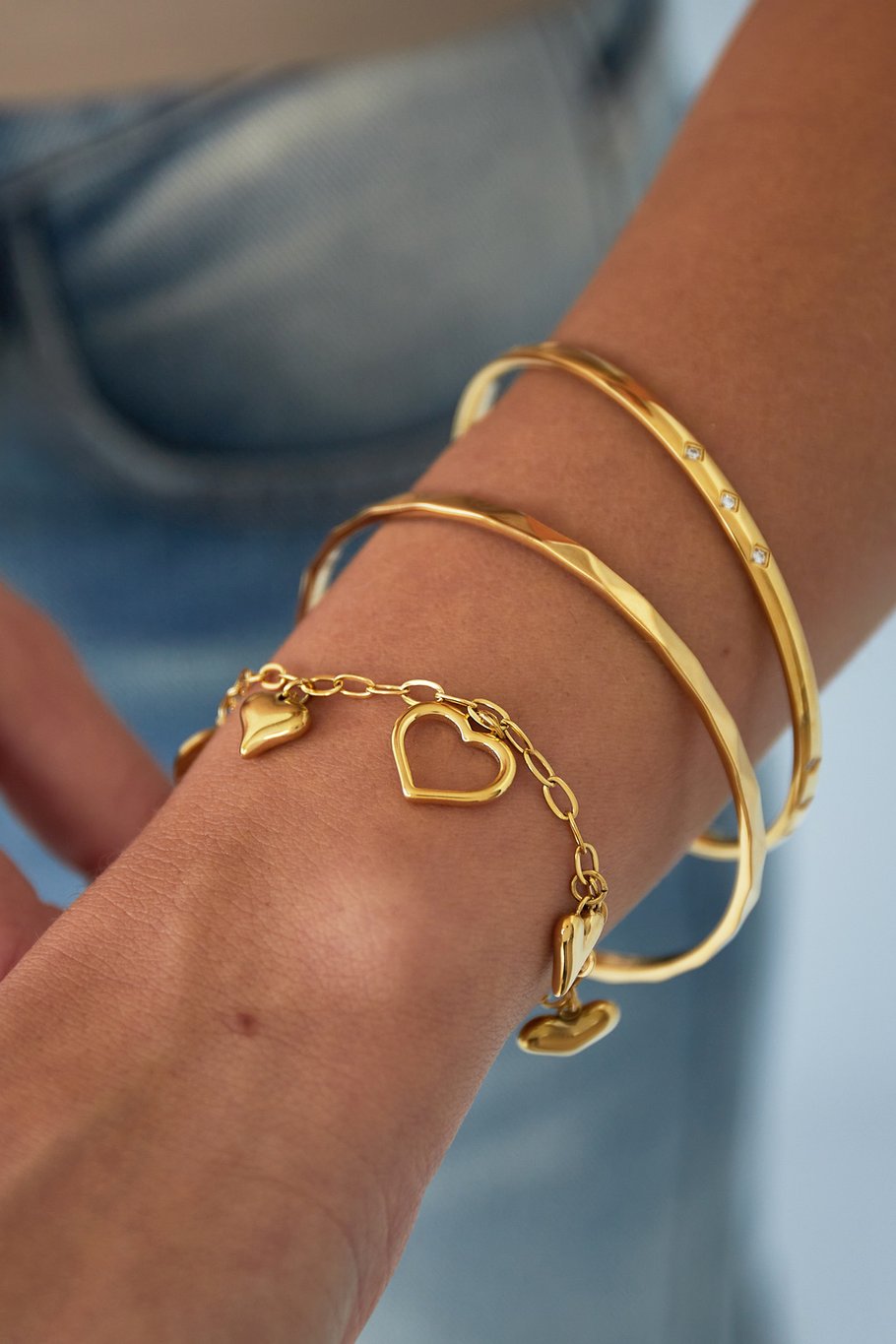 model draagt stainless steel ronde armband met steentjes Mara Jewellery